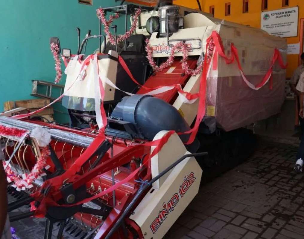 Pemkab Sidoarjo Serahkan Combine Harvester untuk Petani Sukodono, Dorong Efisiensi Panen dan Kesejahteraan
