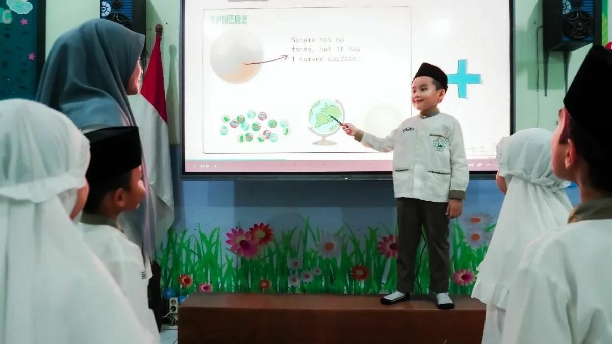 Sekolah Sabilillah Malang Terapkan Smart Board di Semua Kelas, Ubah Total Sistem Belajar Jadi Digital