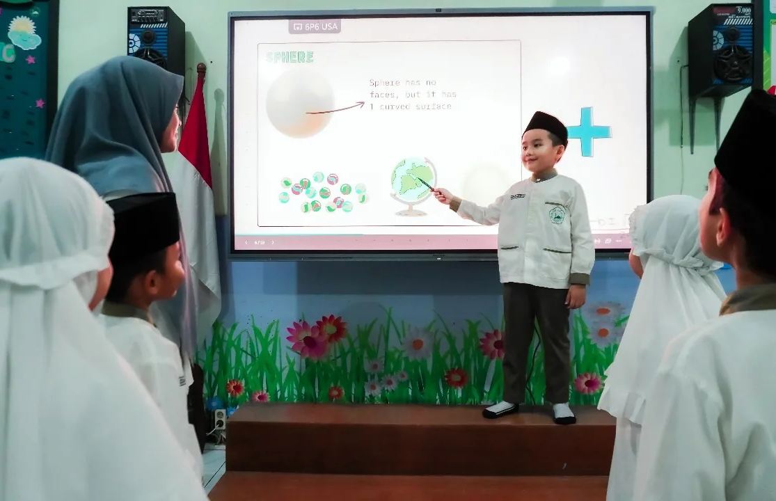 Sekolah Sabilillah Malang Terapkan Smart Board di Semua Kelas, Ubah Total Sistem Belajar Jadi Digital