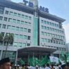 Pengunjuk Rasa PWNU DKI Kibarkan Bendera Hijau di Gedung Trans7, Desak Pertanggungjawaban Tayangan Xpose
