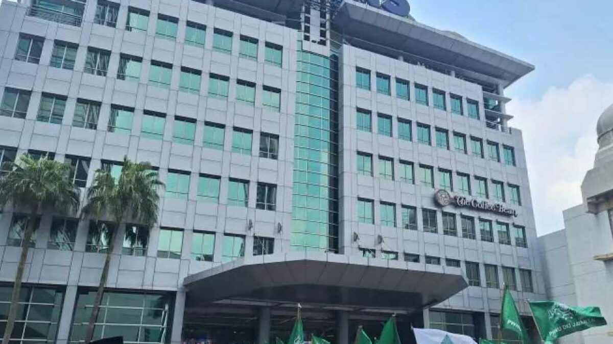 Pengunjuk Rasa PWNU DKI Kibarkan Bendera Hijau di Gedung Trans7, Desak Pertanggungjawaban Tayangan Xpose