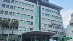 Pengunjuk Rasa PWNU DKI Kibarkan Bendera Hijau di Gedung Trans7, Desak Pertanggungjawaban Tayangan Xpose
