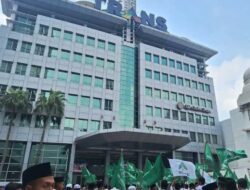Pengunjuk Rasa PWNU DKI Kibarkan Bendera Hijau di Gedung Trans7, Desak Pertanggungjawaban Tayangan Xpose