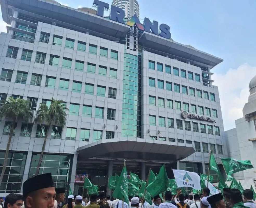 Pengunjuk Rasa PWNU DKI Kibarkan Bendera Hijau di Gedung Trans7, Desak Pertanggungjawaban Tayangan Xpose
