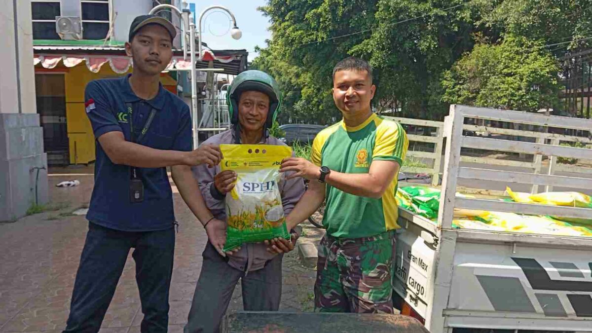 Bantu Warga, Menarmed 2 Kostrad Malang Kembali Gelar Bazar Beras Murah Bulog