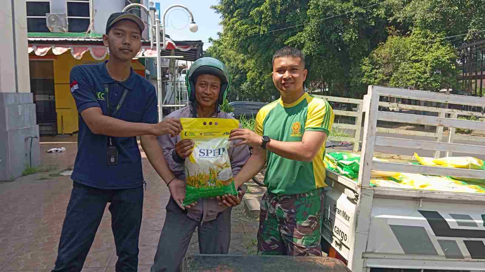 Bantu Warga, Menarmed 2 Kostrad Malang Kembali Gelar Bazar Beras Murah Bulog