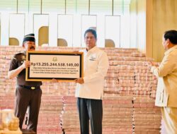 Prabowo Berdiri di Depan Gunung Uang Rp 13 Triliun Hasil Korupsi CPO, Simbol Pengembalian Kerugian Negara Terbesar