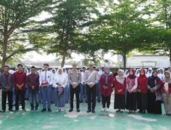 Polres Malang Tanamkan Disiplin Lalu Lintas ke Pelajar, Kasatlantas Bagikan Helm Gratis di Sekolah