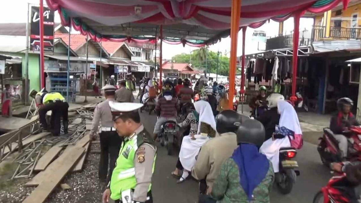 Warga Sambut Baik! Surabaya Resmi Perketat Izin Tenda Hajatan di Jalan Umum demi Kelancaran Publik