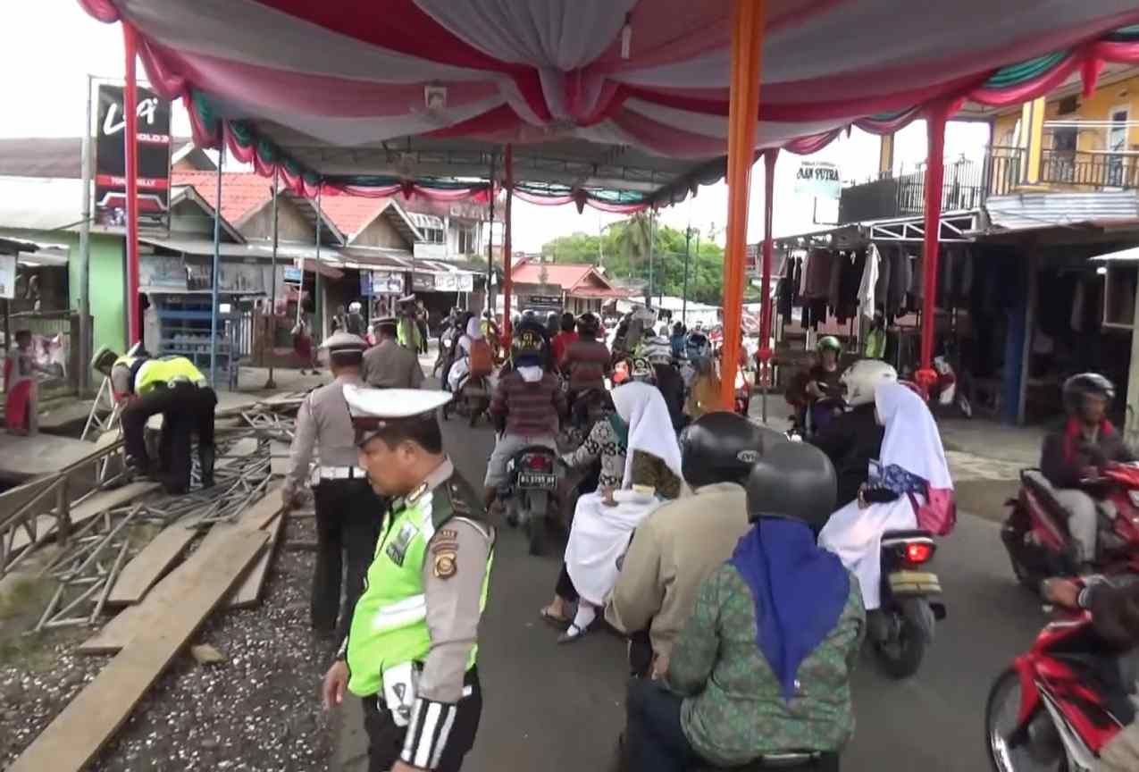 Warga Sambut Baik! Surabaya Resmi Perketat Izin Tenda Hajatan di Jalan Umum demi Kelancaran Publik