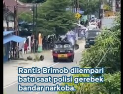 Warga Lempari Rantis Brimob Saat Polisi Gerebek Bandar Narkoba di Palu Warga Lempari Rantis Brimob Saat Polisi Gerebek Bandar Narkoba di Palu