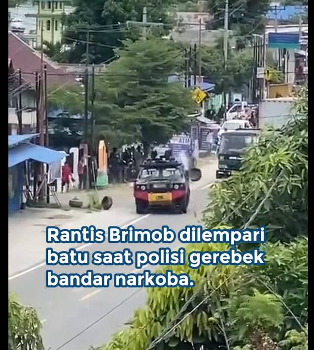 Warga Lempari Rantis Brimob Saat Polisi Gerebek Bandar Narkoba di Palu Warga Lempari Rantis Brimob Saat Polisi Gerebek Bandar Narkoba di Palu