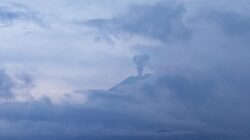Gunung Semeru Kembali Erupsi, Letusan Setinggi 1 Kilometer Disertai Guguran Lava Pijar Gunung Semeru Kembali Erupsi, Letusan Setinggi 1 Kilometer Disertai Guguran Lava Pijar