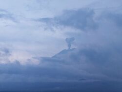 Gunung Semeru Kembali Erupsi, Letusan Setinggi 1 Kilometer Disertai Guguran Lava Pijar