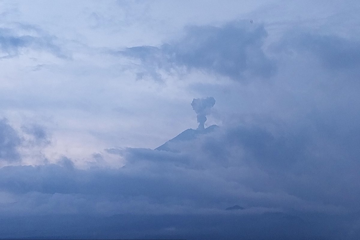 Gunung Semeru Kembali Erupsi, Letusan Setinggi 1 Kilometer Disertai Guguran Lava Pijar Gunung Semeru Kembali Erupsi, Letusan Setinggi 1 Kilometer Disertai Guguran Lava Pijar