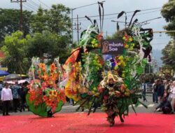 Ribuan Warga Padati Batu Art Flower Carnival 2025, Parade Bunga Spektakuler Warnai HUT Kota Batu