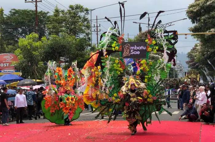 Ribuan Warga Padati Batu Art Flower Carnival 2025, Parade Bunga Spektakuler Warnai HUT Kota Batu Ribuan Warga Padati Batu Art Flower Carnival 2025, Parade Bunga Spektakuler Warnai HUT Kota Batu