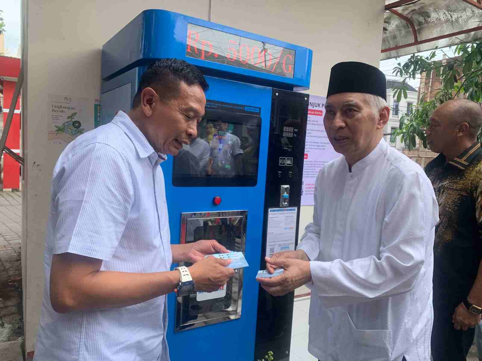 Stasiun Air Mineral Bahrul Maghfiroh, Air Layak Minum Hanya Rp100 per Liter Stasiun Air Mineral Bahrul Maghfiroh, Air Layak Minum Hanya Rp100 per Liter