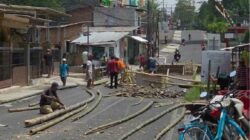 Janji Cepat, Nyatanya Lambat: Dua Pekan Jembatan Sonokembang Ambrol, Warga Malang Justru Perbaiki Sendiri Janji Cepat, Nyatanya Lambat: Dua Pekan Jembatan Sonokembang Ambrol, Warga Malang Justru Perbaiki Sendiri