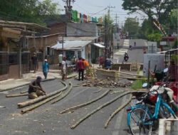 Janji Cepat, Nyatanya Lambat: Dua Pekan Jembatan Sonokembang Ambrol, Warga Malang Justru Perbaiki Sendiri Janji Cepat, Nyatanya Lambat: Dua Pekan Jembatan Sonokembang Ambrol, Warga Malang Justru Perbaiki Sendiri