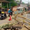 Jembatan Sonokembang Ambrol, Warga Bertindak, Pemkot Malang Hanya Imbauan Tanpa Solusi