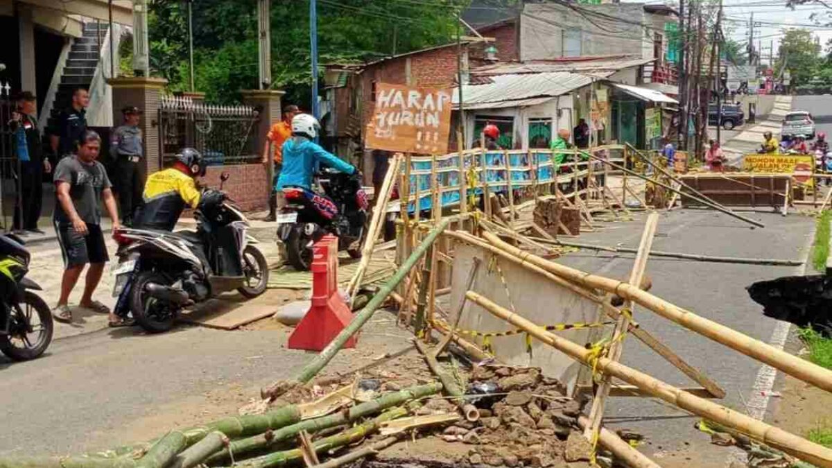 Jembatan Sonokembang Ambrol, Warga Bertindak, Pemkot Malang Hanya Imbauan Tanpa Solusi