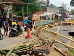 Jembatan Sonokembang Ambrol, Warga Bertindak, Pemkot Malang Hanya Imbauan Tanpa Solusi Jembatan Sonokembang Ambrol, Warga Bertindak, Pemkot Malang Hanya Imbauan Tanpa Solusi