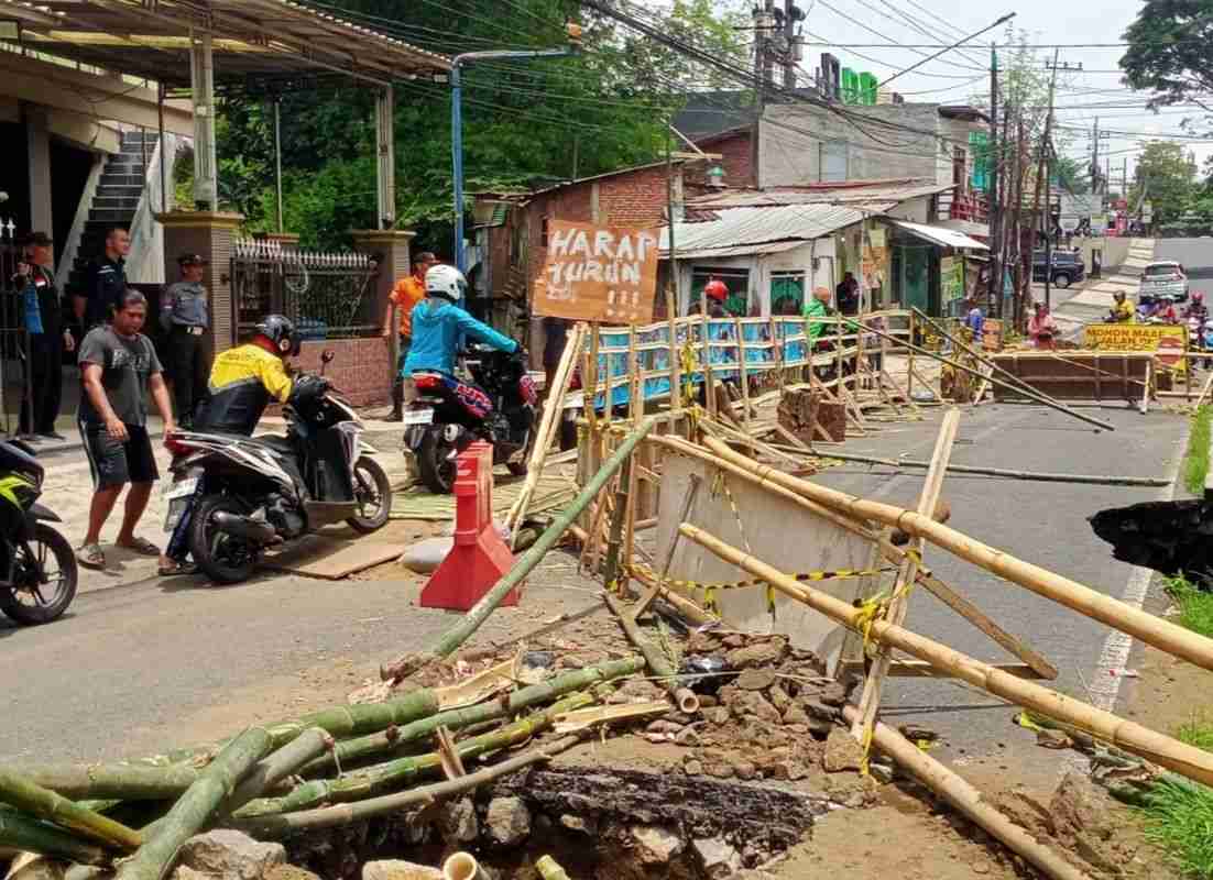 Jembatan Sonokembang Ambrol, Warga Bertindak, Pemkot Malang Hanya Imbauan Tanpa Solusi Jembatan Sonokembang Ambrol, Warga Bertindak, Pemkot Malang Hanya Imbauan Tanpa Solusi