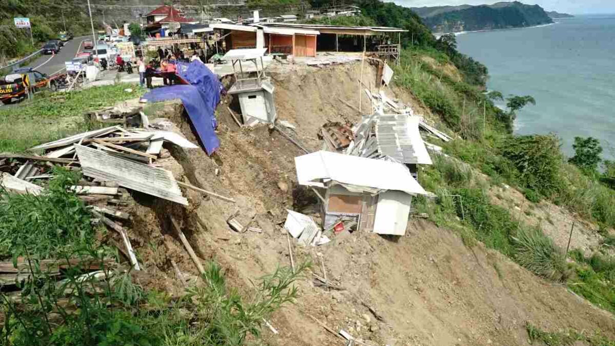 Longsor di JLS Pantai Sine Tulungagung, Dua Warung Jatuh ke Jurang Sedalam 50 Meter