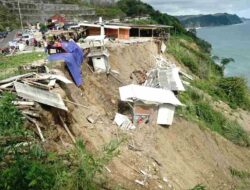Longsor di JLS Pantai Sine Tulungagung, Dua Warung Jatuh ke Jurang Sedalam 50 Meter