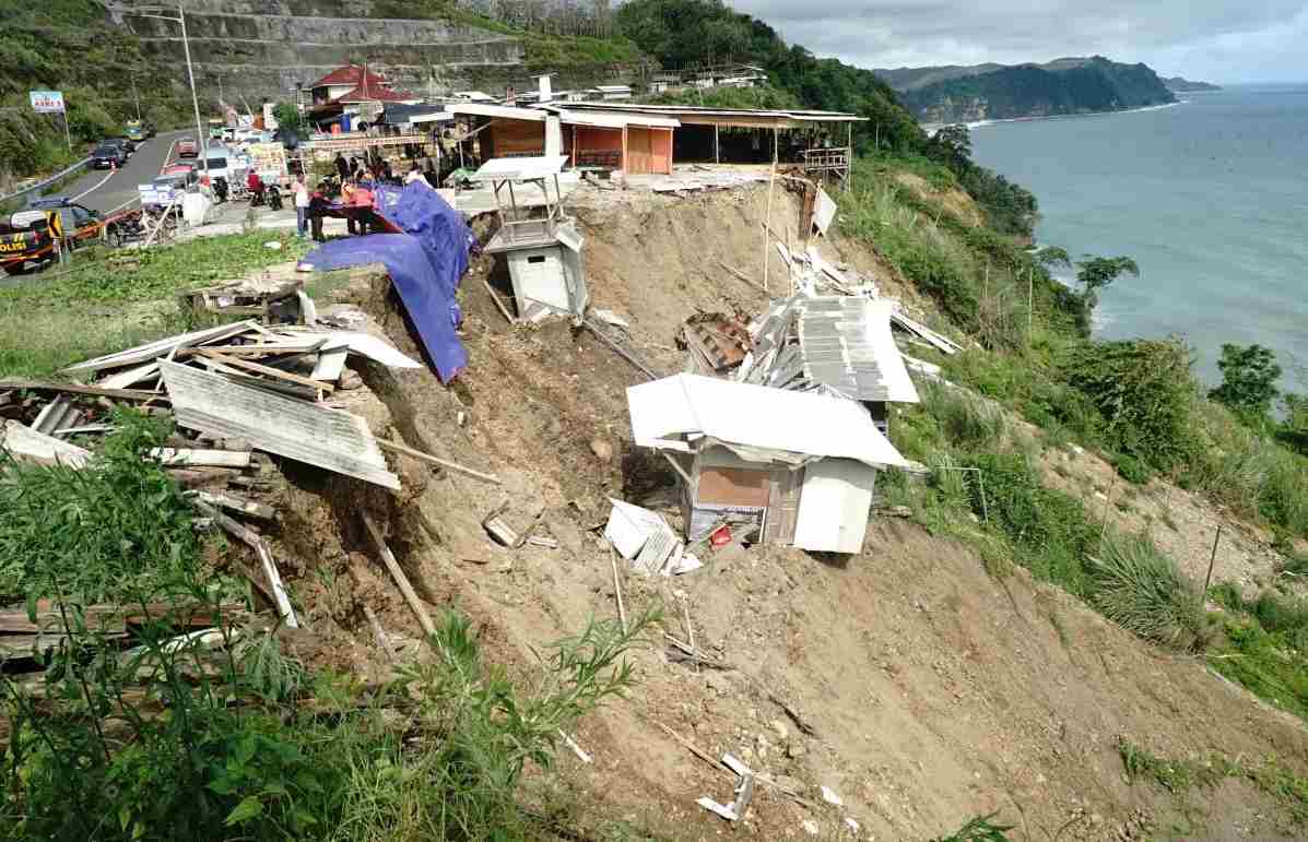 Longsor di JLS Pantai Sine Tulungagung, Dua Warung Jatuh ke Jurang Sedalam 50 Meter Longsor di JLS Pantai Sine Tulungagung, Dua Warung Jatuh ke Jurang Sedalam 50 Meter