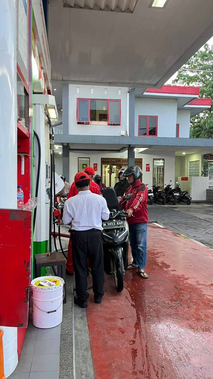 Hujan Deras dan Banjir Sejumlah SPBU Tidak Jual Pertalite Takut BBM Bercampur Air Hujan Deras dan Banjir Sejumlah SPBU Tidak Jual Pertalite Takut BBM Bercampur Air