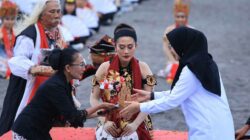 1.400 Penari Gandrung Meras di Banyuwangi, Ritual Sakral Bikin Diaspora Indonesia Menangis Haru 1.400 Penari Gandrung Meras di Banyuwangi, Ritual Sakral Bikin Diaspora Indonesia Menangis Haru