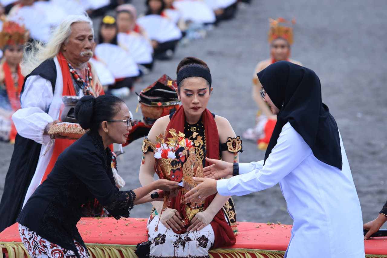 1.400 Penari Gandrung Meras di Banyuwangi, Ritual Sakral Bikin Diaspora Indonesia Menangis Haru 1.400 Penari Gandrung Meras di Banyuwangi, Ritual Sakral Bikin Diaspora Indonesia Menangis Haru