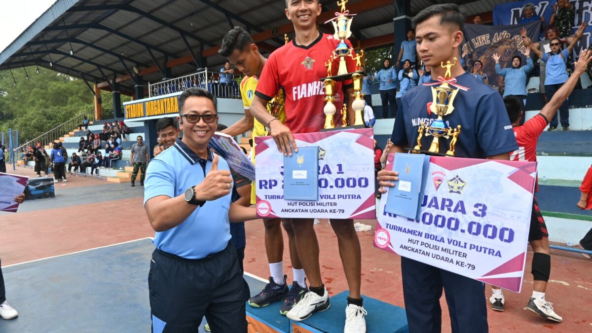Turnamen Bola Voli Antar Satuan HUT ke-79 Pomau, Danlanud Abd Saleh Serahkan Tropi Juara