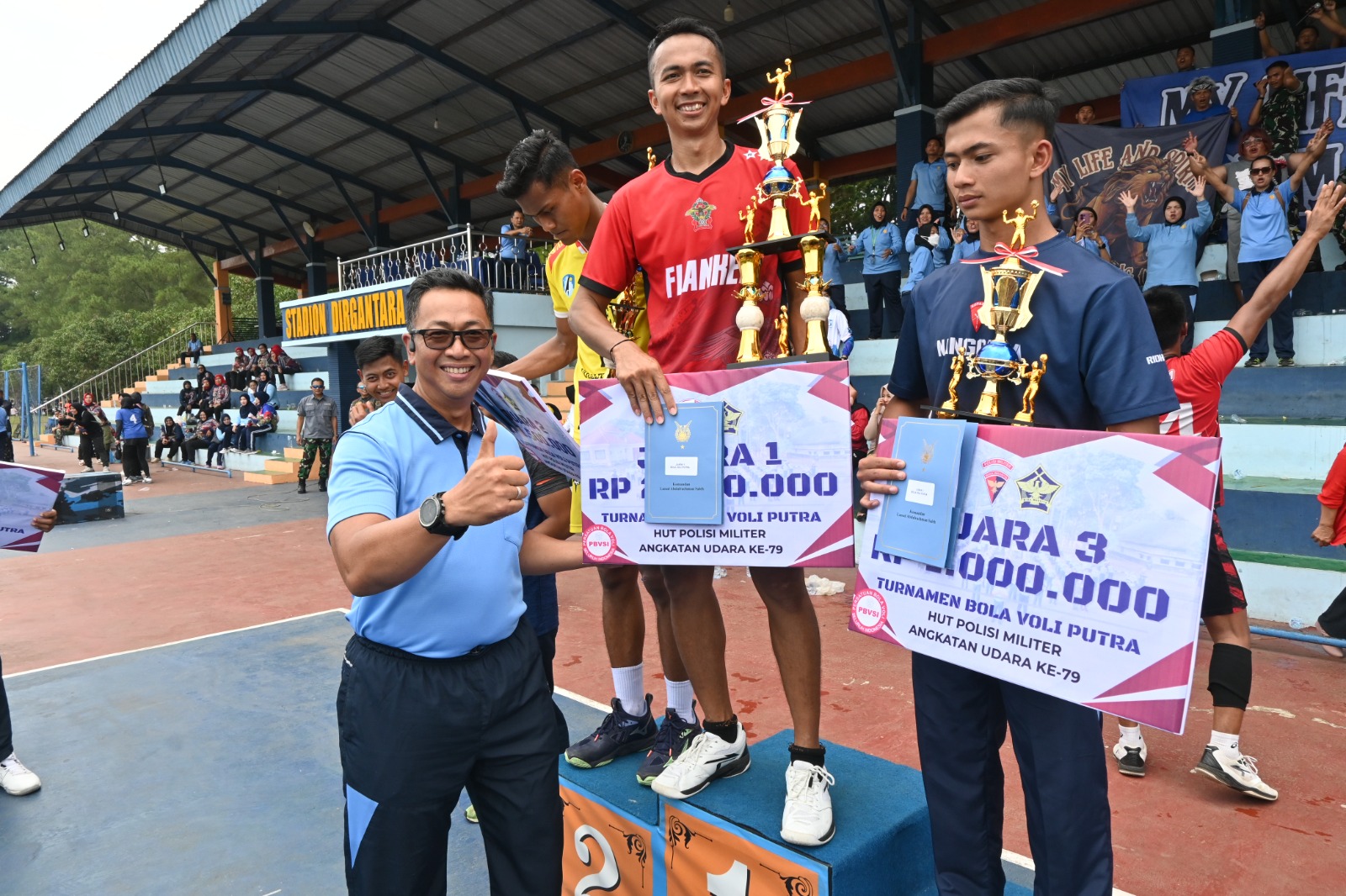 Turnamen Bola Voli Antar Satuan HUT ke-79 Pomau, Danlanud Abd Saleh Serahkan Tropi Juara