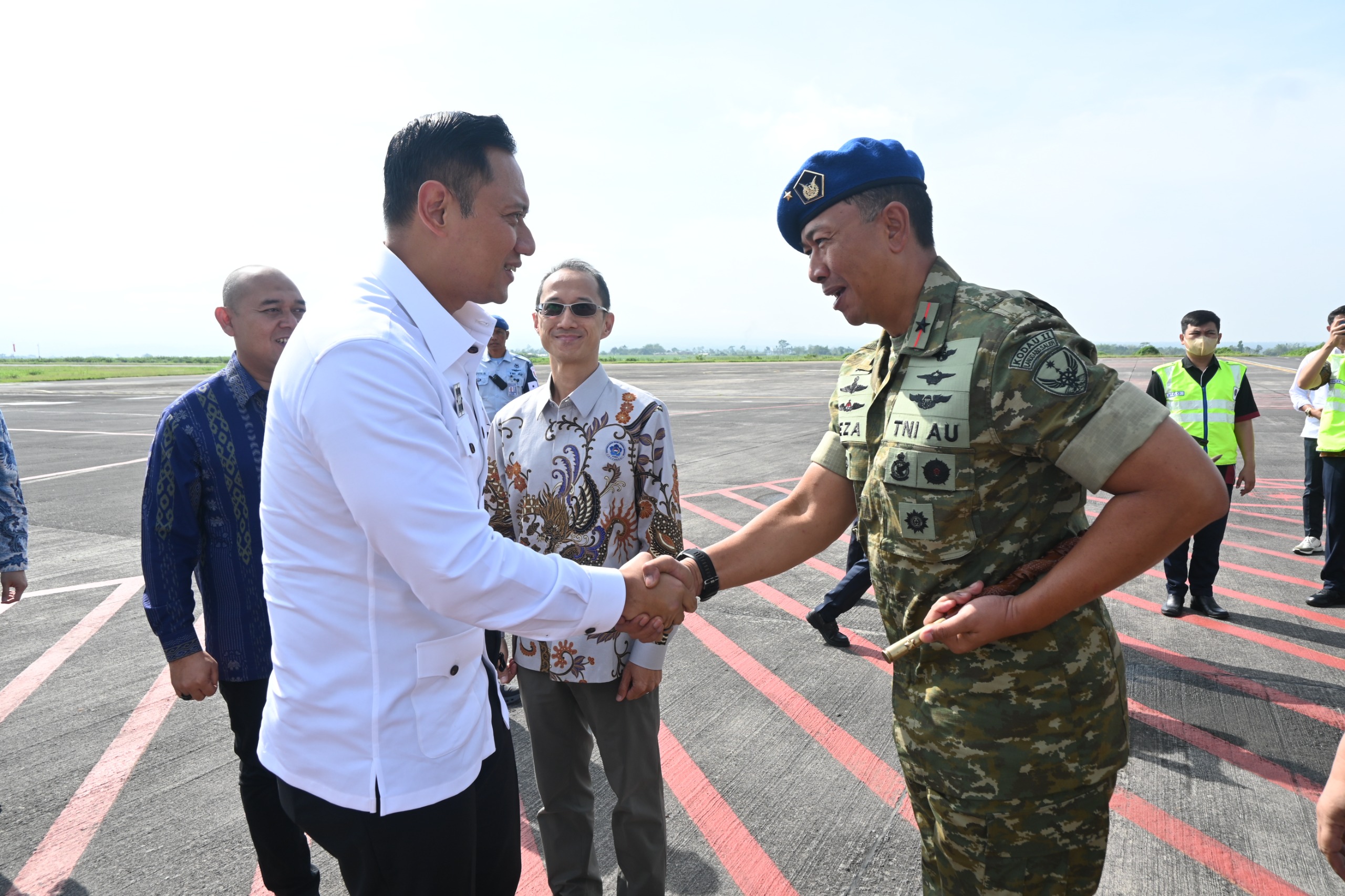 Danlanud Abd Saleh Sambut Kedatangan Menko Bidang Infrastruktur dan Pembangunan Kewilayahan Danlanud Abd Saleh Sambut Kedatangan Menko Bidang Infrastruktur dan Pembangunan Kewilayahan