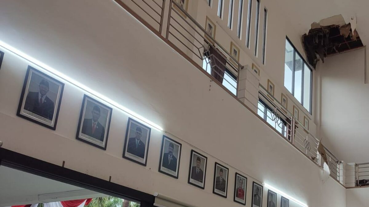 Atap Gedung DPRD Ambrol, LIRA Pertanyakan Anggaran Perawatan
