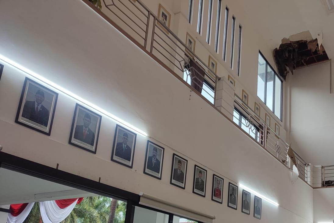 Atap Gedung DPRD Ambrol, LIRA Pertanyakan Anggaran Perawatan Atap Gedung DPRD Ambrol, LIRA Pertanyakan Anggaran Perawatan