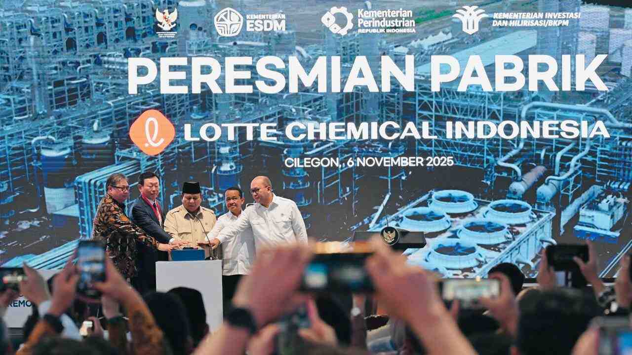 Prabowo Resmikan Pabrik Petrokimia Raksasa Lotte: Investasi Rp62 Triliun Siap Genjot Hilirisasi Nasional Prabowo Resmikan Pabrik Petrokimia Raksasa Lotte: Investasi Rp62 Triliun Siap Genjot Hilirisasi Nasional