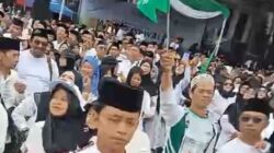 Jalan Sehat Sarungan Peringati Hari Santri, Meriah