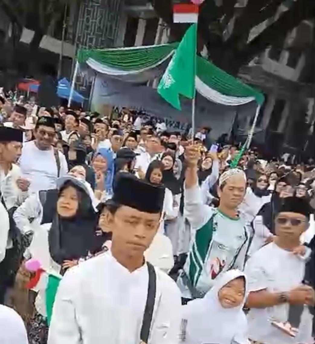 Jalan Sehat Sarungan Peringati Hari Santri, Meriah Jalan Sehat Sarungan Peringati Hari Santri, Meriah