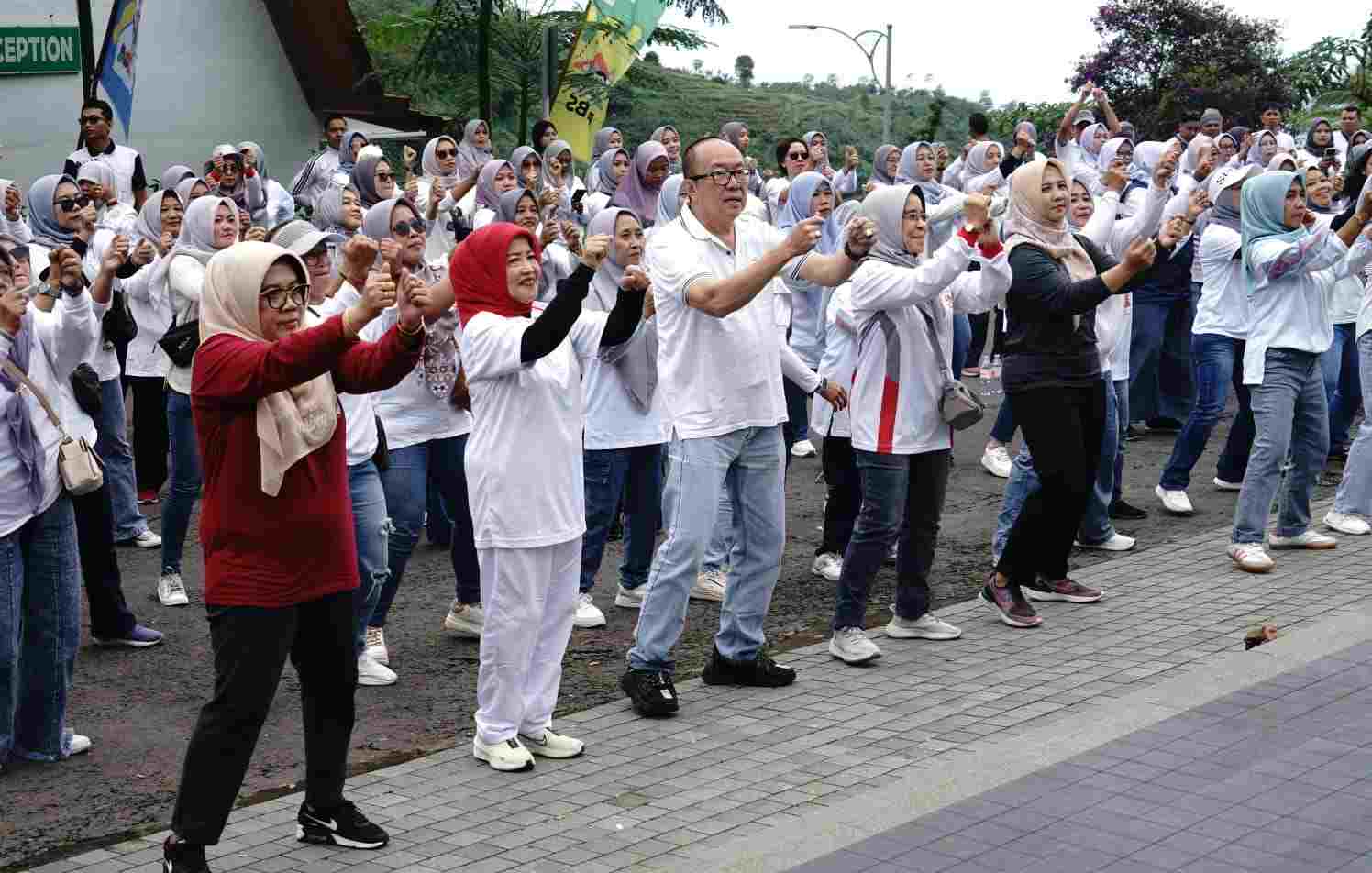 Wabup Lathifah Shohib Semangati Kader Kesehatan di Gebyar Zumba HKN ke-61 Kabupaten Malang