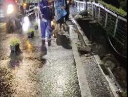 Diduga Akibat Hujan dan Drainase Buruk, Trotoar Jembatan Brantas Ambrol pada Minggu Malam