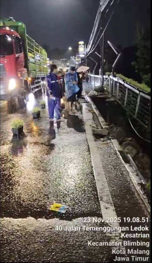 Diduga Akibat Hujan dan Drainase Buruk, Trotoar Jembatan Brantas Ambrol pada Minggu Malam