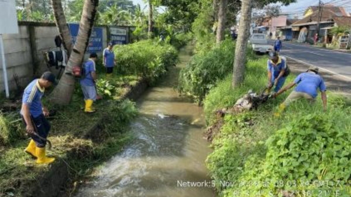Antisipasi Banjir Dinas PU Sumber Daya Air Terus Mengintensifkan Kerja Bakti di Aliran Sungai