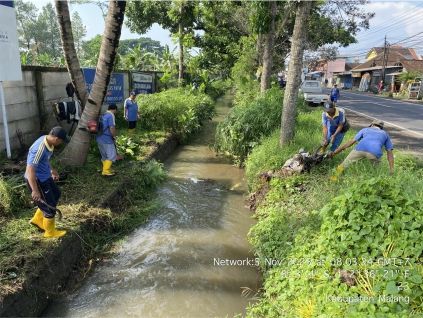 Antisipasi Banjir Dinas PU Sumber Daya Air Terus Mengintensifkan Kerja Bakti di Aliran Sungai Antisipasi Banjir Dinas PU Sumber Daya Air Terus Mengintensifkan Kerja Bakti di Aliran Sungai