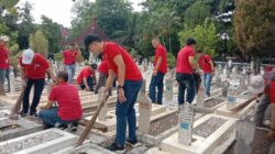 Peringati Hari Pahlawan 10 Nopember, Puluhan Karyawan Alfamart Bersih-Bersih Area Taman Makam Pahlawan