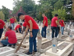 Peringati Hari Pahlawan 10 Nopember, Puluhan Karyawan Alfamart Bersih-Bersih Area Taman Makam Pahlawan