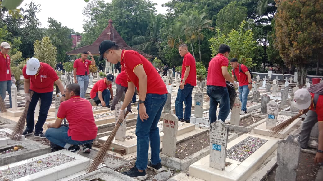 Peringati Hari Pahlawan 10 Nopember, Puluhan Karyawan Alfamart Bersih-Bersih Area Taman Makam Pahlawan